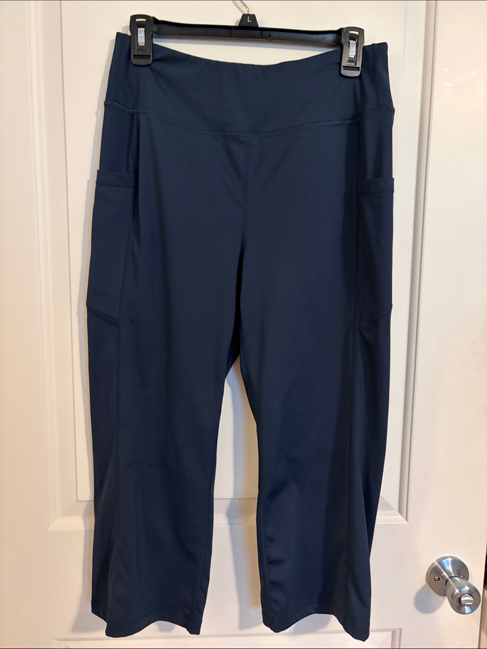 High-Rise Navy Capri Leggings with Side Pockets